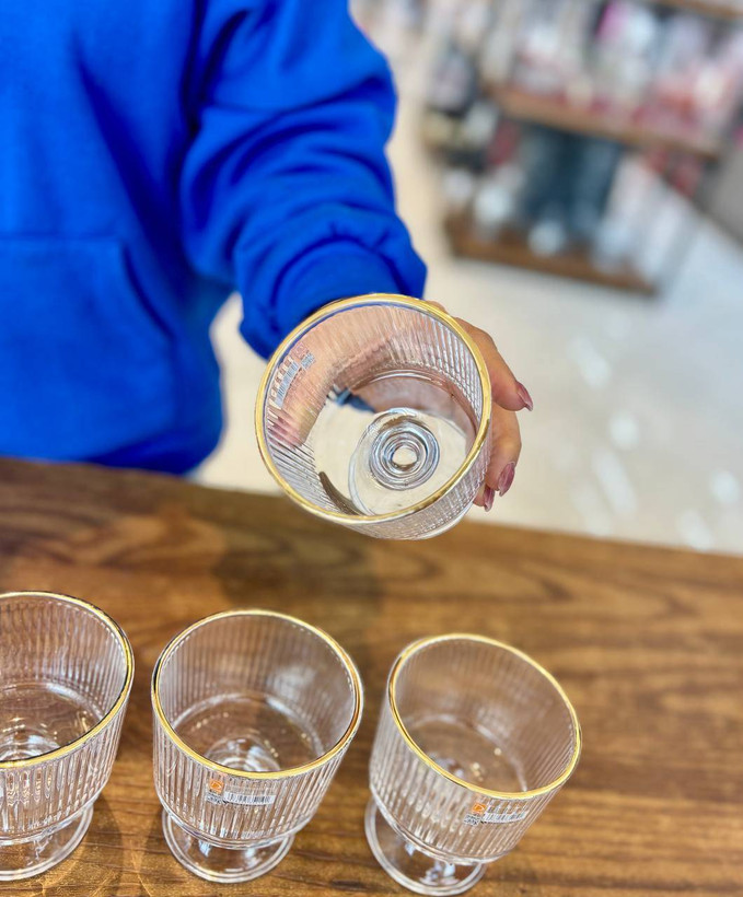 خرید بستنی خوری شیاردار پایه کوتاه لب طلا Deli Glass | ظروفی لوکس برای دسرهای شما