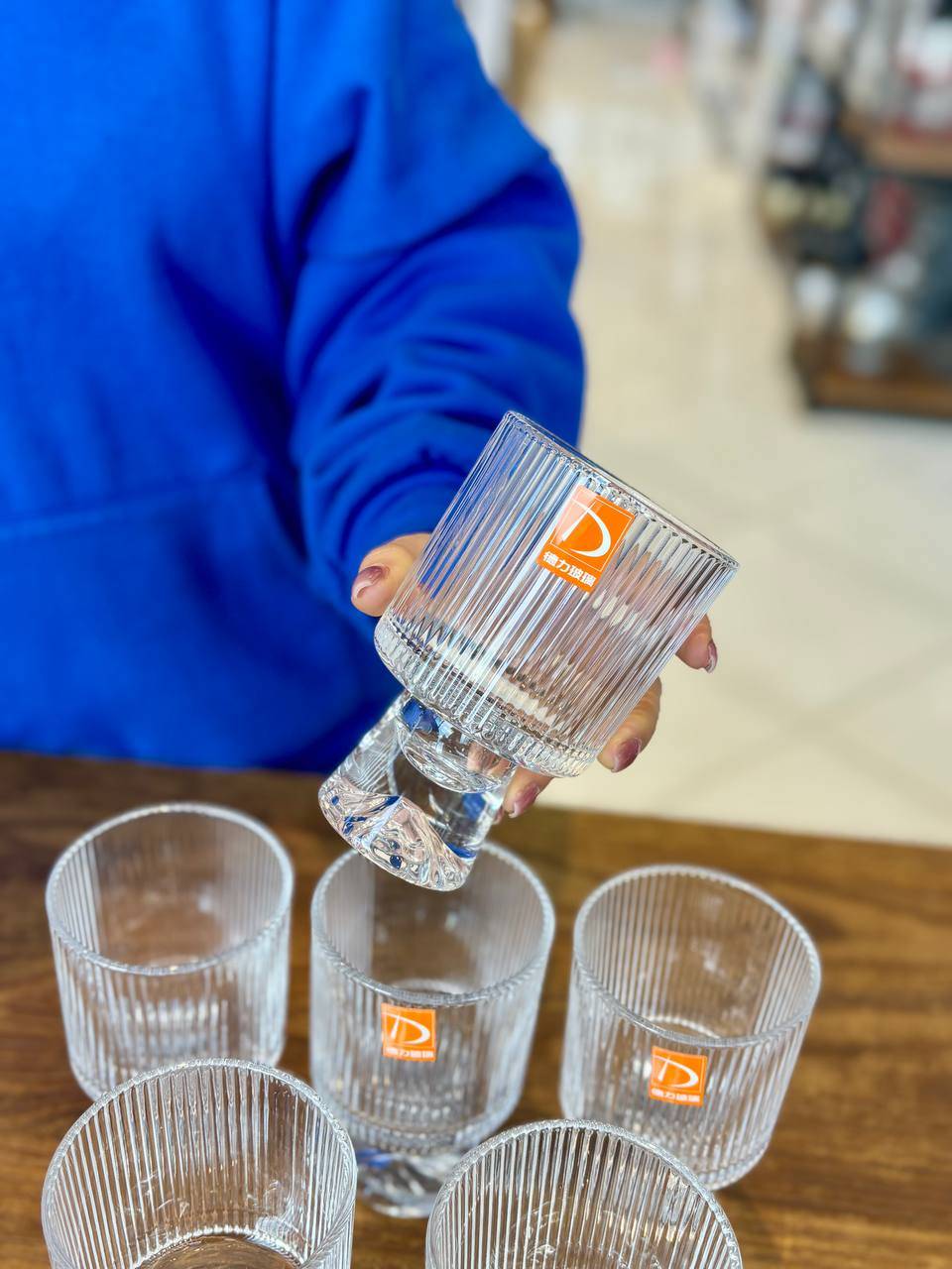 دسرخوری شیاردار کوه یخی Deli Glass | ظروف پذیرایی شیک، لوکس و باکیفیت برای سرو دسر و بستنی